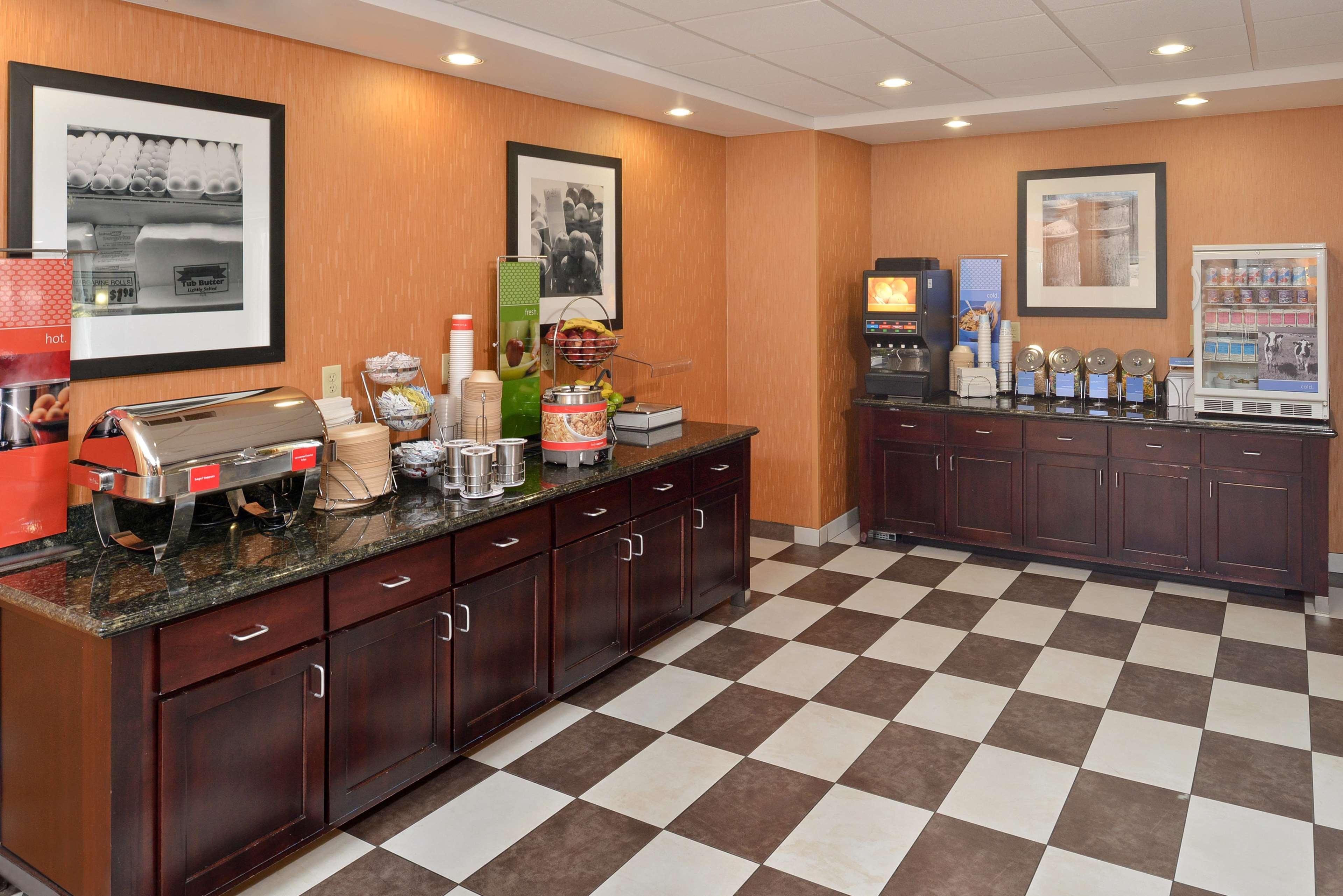 Hampton Inn Muscatine Bagian luar foto