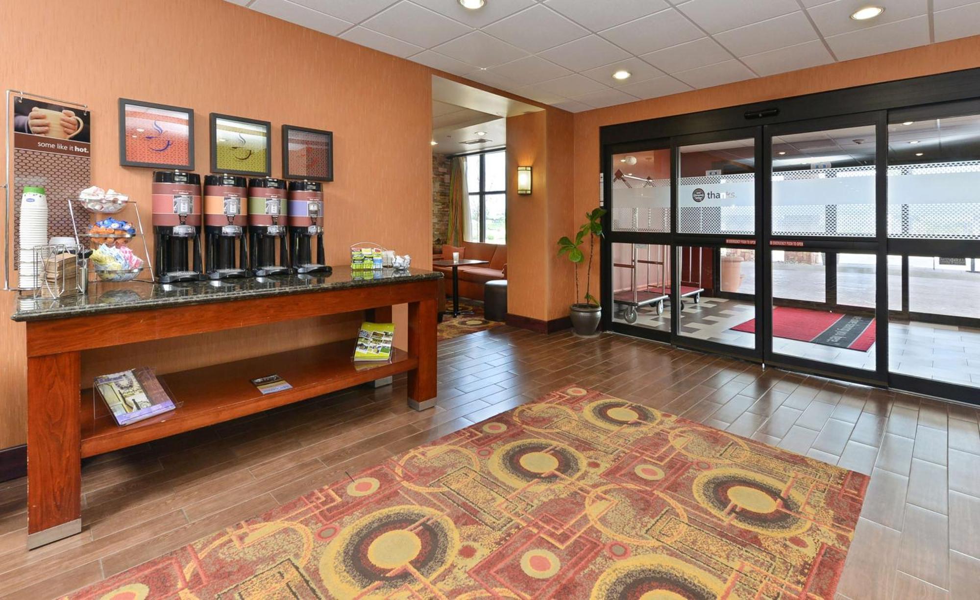 Hampton Inn Muscatine Bagian luar foto